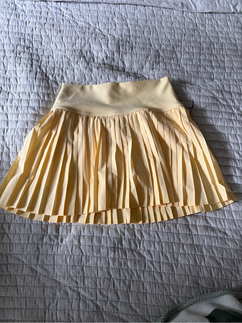 ALO Yoga Pleated Light Yellow Mini Skirt